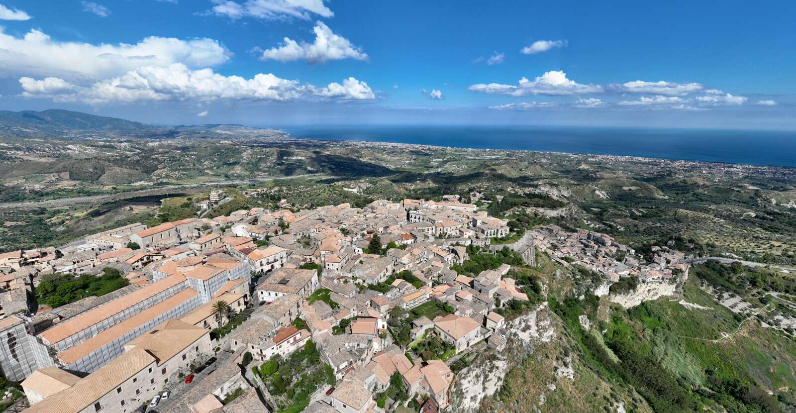 Realizzazione di una piattaforma per la georeferenziazione del patrimonio culturale e di una applicazione multilingue per la visita di Gerace